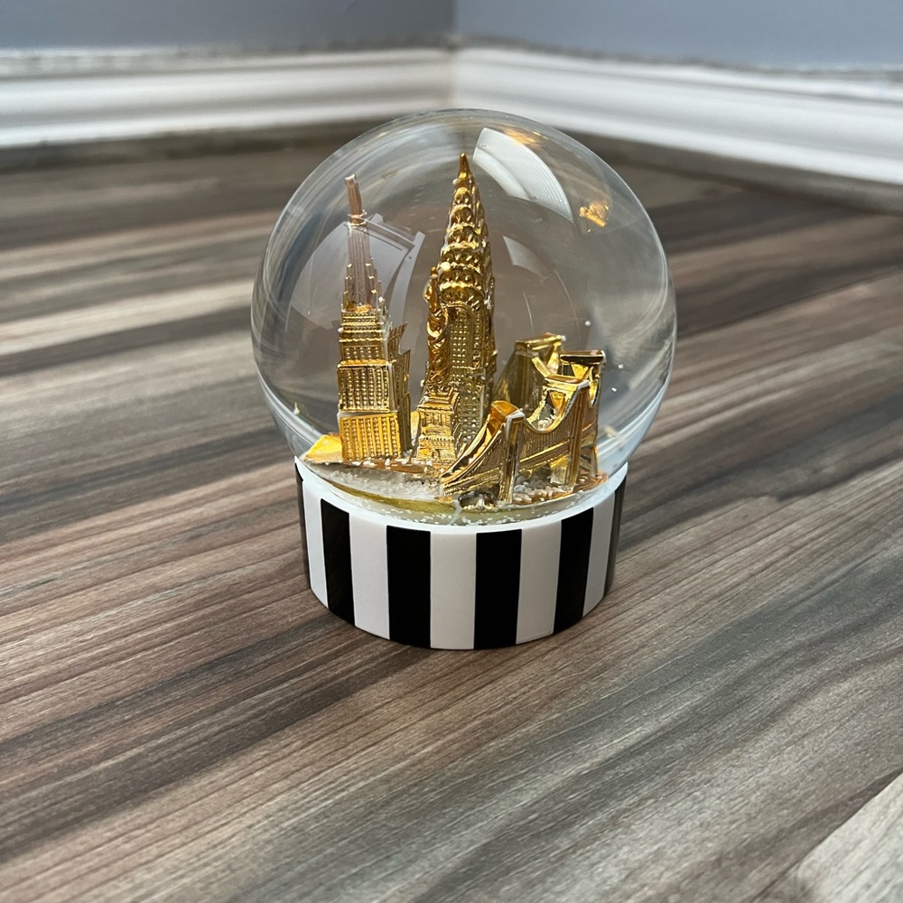 Snow globe of New York